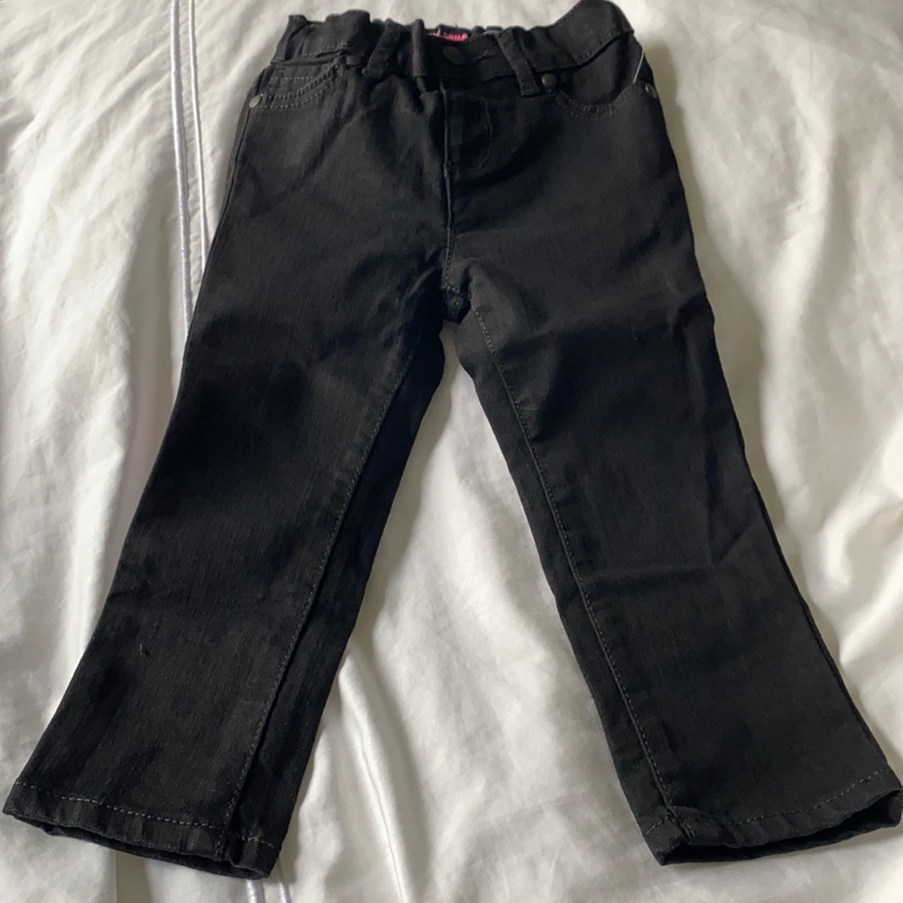 Toddler girl 2T black skinny jeans with button closure and real pockets. NWT